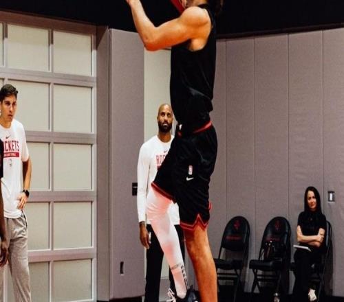 火箭隊亞當斯傷情更新：腳踝3級扭傷，傷勢嚴重！或?qū)㈤L期缺陣