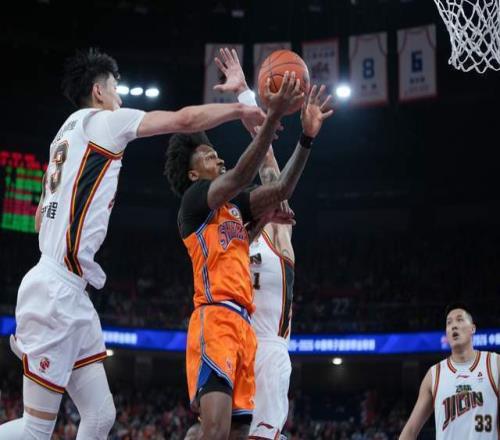 CBA最新排名！上海狂勝北京殺回第2，黑馬逼近前四，遼寧跌至第10