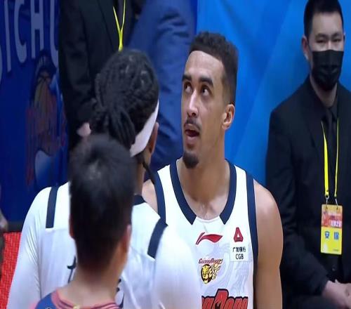 最后的底牌！廣東隊迎來后衛線第一奇兵，1米92高控衛馳援杜鋒！