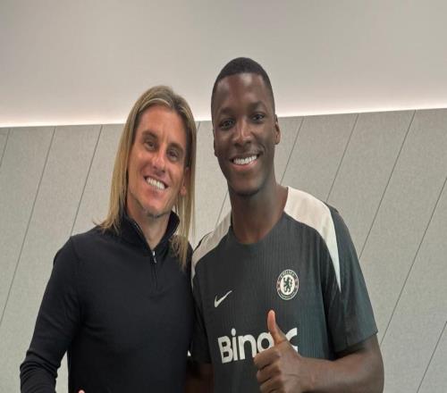 厄瓜多爾主帥貝卡切切現場觀戰切爾西，并與凱塞多合影