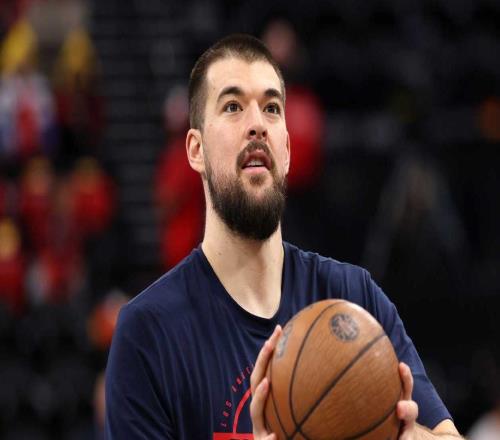 快船队预计将在NBA交易截止日前进行一系列运作,以腾出阵容名额