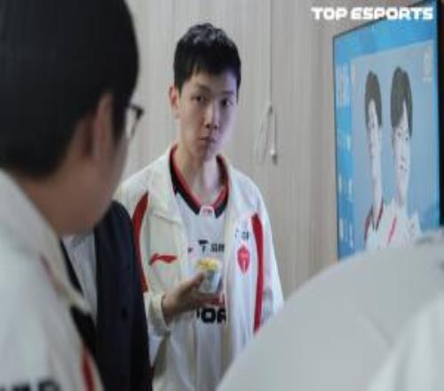 聚是陀螺散是屎吧友們如何評價Kanavi轉會后，TES和HLE均位列各自賽區倒一