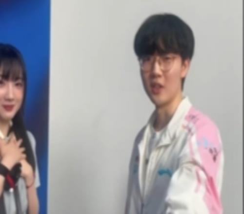 主持十月分享與Viper聯(lián)動(dòng)視頻：積分榜第一太有實(shí)力辣