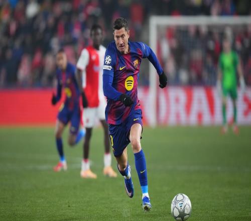 萊萬半場進烏龍，布拉格斯拉維亞將萊萬巴薩球衣P成自己球衣