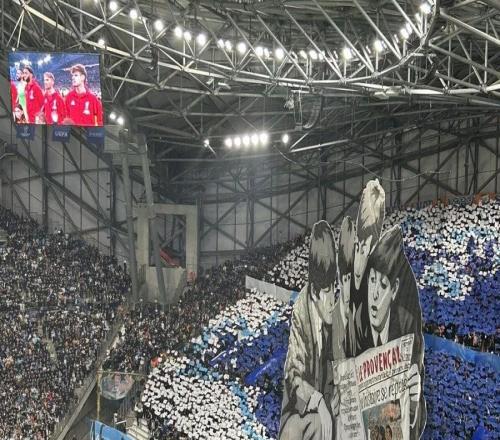 友好，對陣利物浦前馬賽主場看臺打出致敬披頭士的TIFO