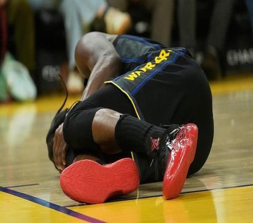 庫里談巴特勒：他倒地了還在開玩笑，我很欣賞他