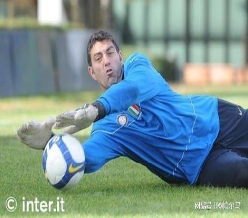 與國米4次續約的小角色，38歲完成歐冠處子秀，40歲退役