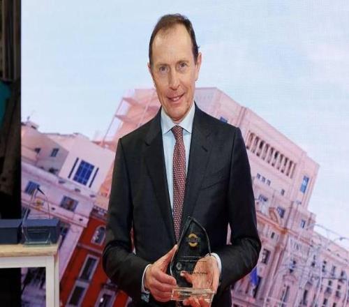 皇馬因?qū)︸R德里市旅游業(yè)的貢獻獲表彰，布拉特恰諾領(lǐng)取紀念獎