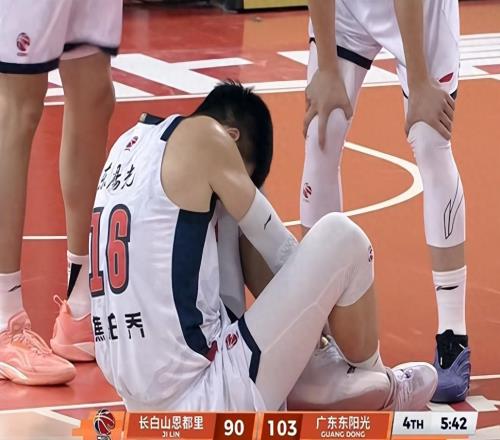 誰注意到，焦泊喬被隊友絆倒，絆倒者揚(yáng)長而去，其他隊友紛紛看望