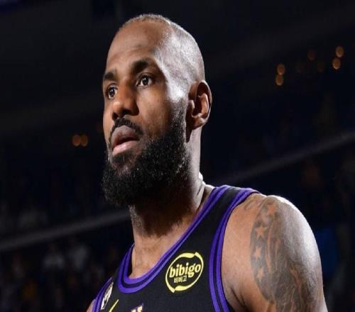 記者：詹姆斯賽季后有三選擇，降薪留隊、自由加盟別隊、退役