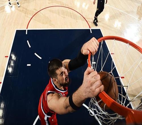 打出大號(hào)兩雙數(shù)據(jù)！內(nèi)線(xiàn)支柱在快船的地位依然是不可替代的