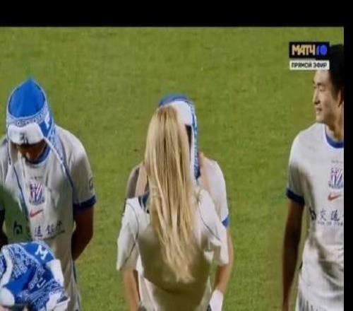 傳遞賽場(chǎng)友好，莫斯科迪納摩向申花球員贈(zèng)送民族特色帽子