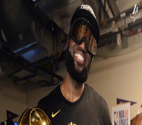 球探：湖人在科比末期一塌糊涂！他們?cè)谡材匪辜用饲熬褪莻€(gè)笑話！