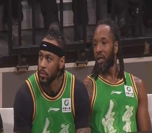 遼籃爆冷輸山東，兩人氣得徑直走回更衣室，楊鳴表情凝重，沒救了