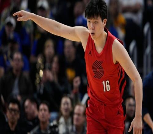 楊瀚森又進步了！把控籃板，內外防守能干擾對手，勾手沒進是遺憾