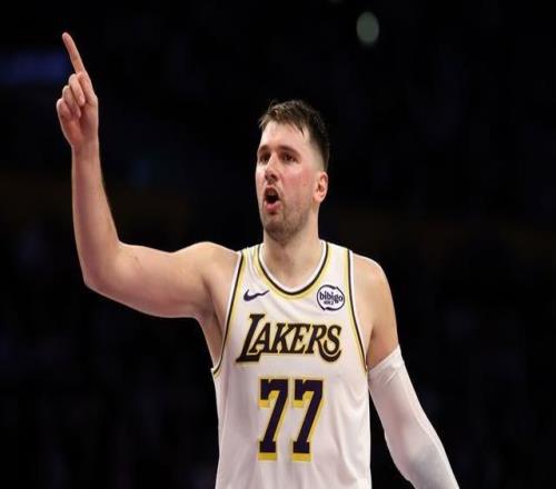 NBA每次打獨(dú)行俠都來勁，東契奇史上最年輕1500三分先生