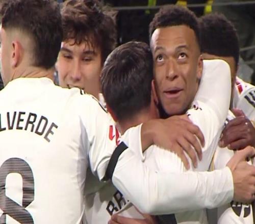 這就是巨星的力量，皇馬兩個(gè)人硬是撕碎了對方六七個(gè)人組成的防線