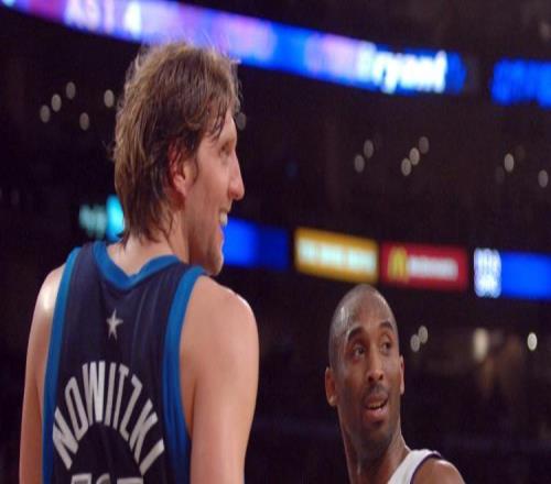 諾維茨基也干了！諾維茨基：我要跟科比擁抱！結(jié)果被他肘擊！