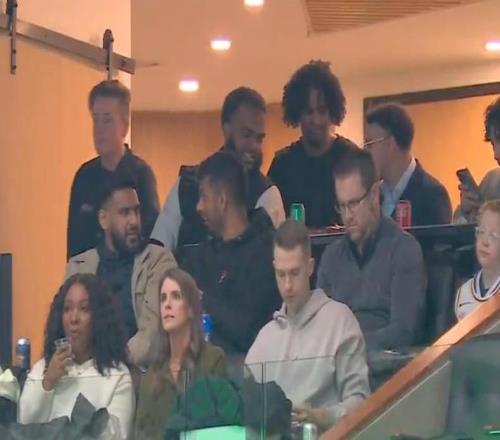 豪华包厢&签名球衣+球鞋!东契奇送老东家独行侠球迷惊喜礼物