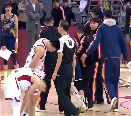突發(fā)！廣東隊(duì)后場主力球員意外受傷，被隊(duì)友攙扶下場令人擔(dān)憂