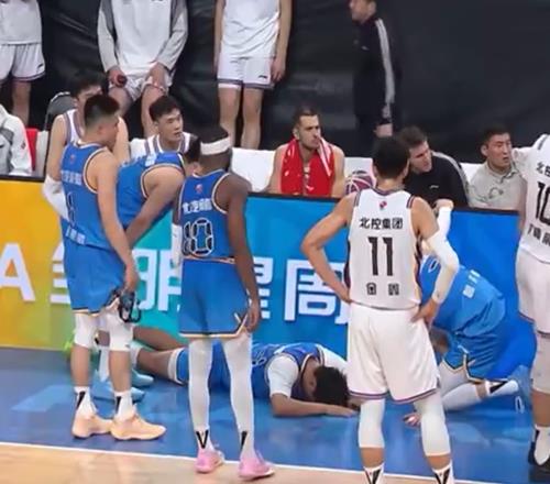 看了录像回放,裁判为何还吹赵睿犯规CBA名记进行了解释