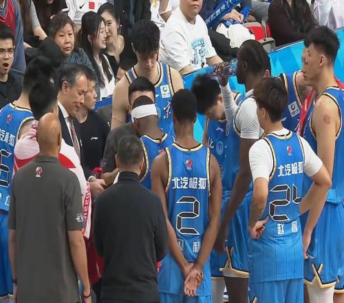 北京男篮6分完败,曾凡博复出20+6赵睿6中0再次伤退,邹雨宸21+15