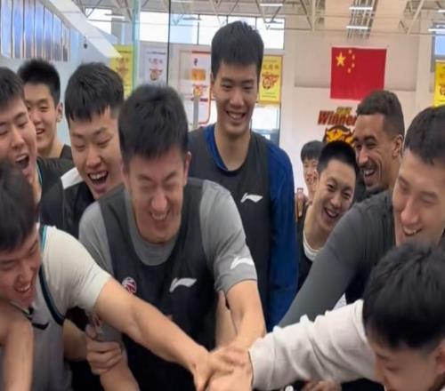 凝聚力拉滿！廣東為林醫(yī)生慶生！杜鋒講話致敬，球員砸蛋糕未果！