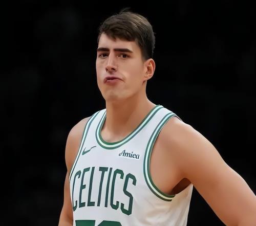 NCAA頂級(jí)中鋒，卻用了5年成為輪換，如今場(chǎng)均7+4，他是小楊的榜樣