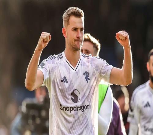 記者：德利赫特在預計復出日仍感到疼痛，曼聯決定謹慎處理