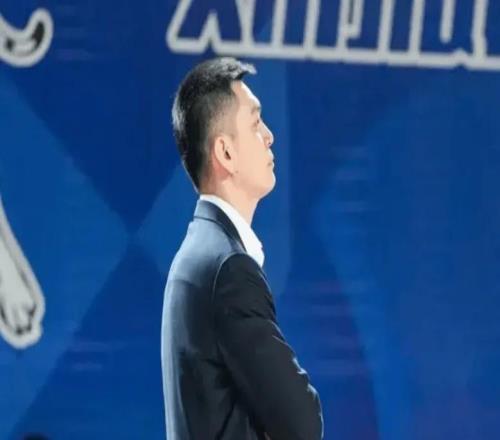 潰敗新疆楊鳴發(fā)布會(huì)直指外援實(shí)力問題，楊鳴申請(qǐng)離職沖上熱搜！