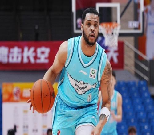 趙嘉義丟絕殺！郭艾倫19分廣州險(xiǎn)勝青島獲3連勝徐昕13+10