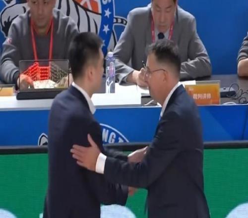 辽宁单节4分惨负新疆引热议!球迷狂刷官媒“输得脸都不要”