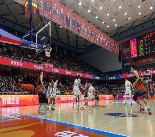全場戰(zhàn)報(bào)山東男籃93：87力克廣廈，迎來省體主場開門紅