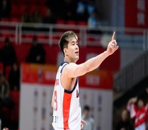 前行無畏丨CBA常規(guī)賽第十九輪客場(chǎng)鏖戰(zhàn)險(xiǎn)勝青島，斬獲三連勝！