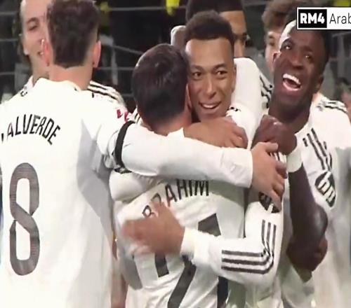 黃潛主場慶祝蓋伊非洲杯奪冠，鏡頭對準(zhǔn)在替補(bǔ)席鼓掌的迪亞斯