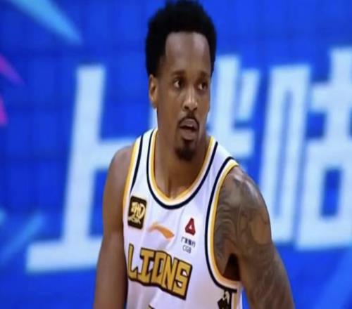 克里斯23分山東戰(zhàn)勝?gòu)V廈，布朗38分三分球20中9半夢(mèng)半醒