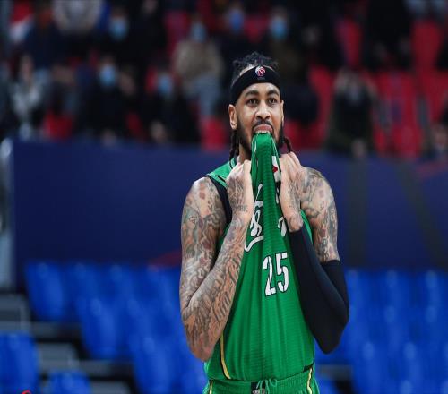 楊鳴辭職！單節4分氣走主帥，遼籃兩球員太拉胯，僅李虎翼合格