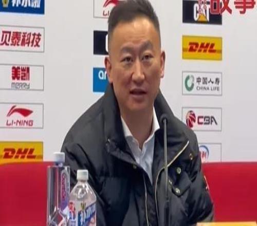 青島國信：主教練劉維偉因身體不適，今晚無法進(jìn)行長時間臨場指揮，將坐鎮(zhèn)替補(bǔ)席