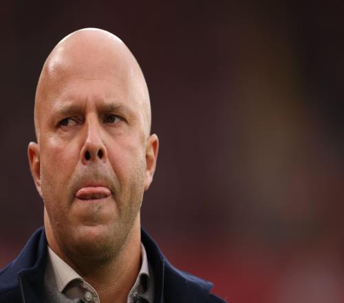 英超5輪不勝領(lǐng)先曼聯(lián)1分，西媒曝利物浦聯(lián)系阿隆索，斯洛特危險(xiǎn)了