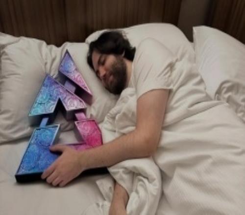 上帝“床照”泄露！Jame曬出與BLAST獎杯的床照