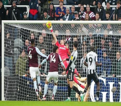 獻神撲,大馬丁在維拉生涯英超200場里程碑零封紐卡