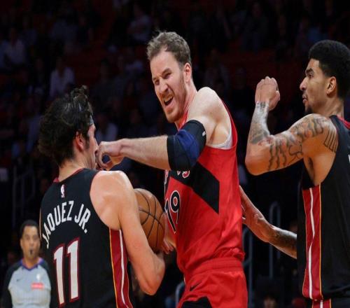 壞消息，猛龍隊(duì)中鋒珀?duì)柼貭柕摹俺掷m(xù)背傷”仍未見好轉(zhuǎn)跡象