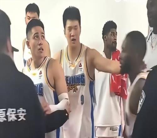 山西現場球迷對北京球員吐口水引熱議！陳盈駿妻子怒斥不文明行為