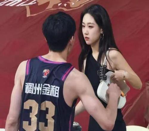 拿600萬(wàn)，18分鐘得0分+失誤比助攻多，球迷：結(jié)婚后一蹶不振