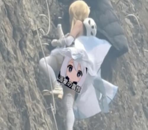 這么卷女玩家COS《原神》旅行者爬山：體力條會見底嗎