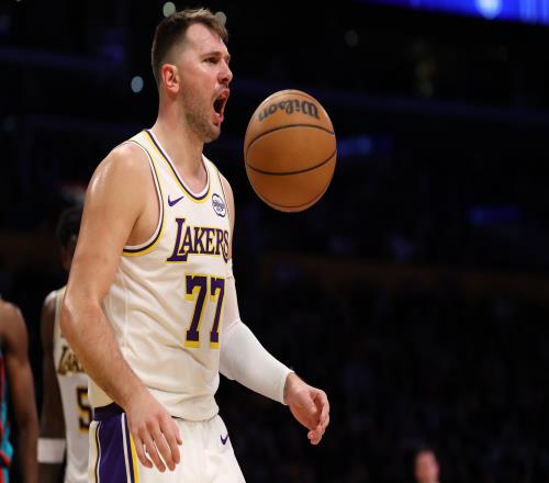 媒體人：東契奇輕松取得46分7籃板11助攻得分對(duì)他來說實(shí)在是太簡(jiǎn)單了_NBA直播