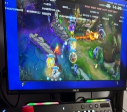 主持人十月：一邊吃晚飯一邊看這么一場神人比賽真是愜意啊