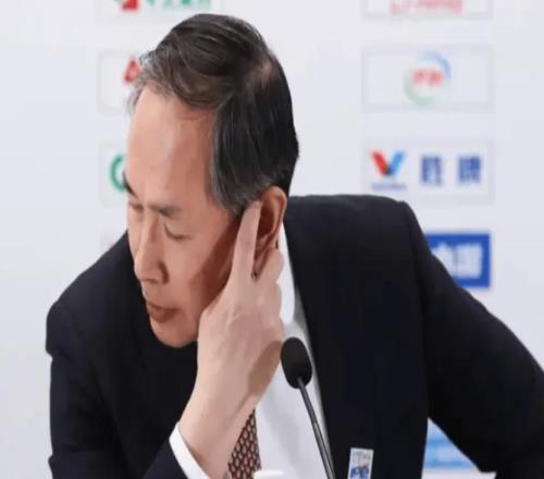 太硬了!翟曉川雙腿纏滿繃帶罰球制勝5人傷停許利民盛贊全隊堅韌