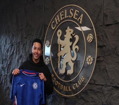 官方：切爾西簽下17歲后衛阿拉奧，簽約至2028年