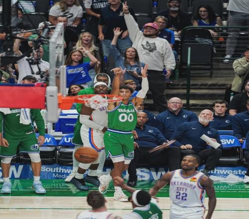 連續四場爆發！24+21+26+22！濃眉成了交易添頭